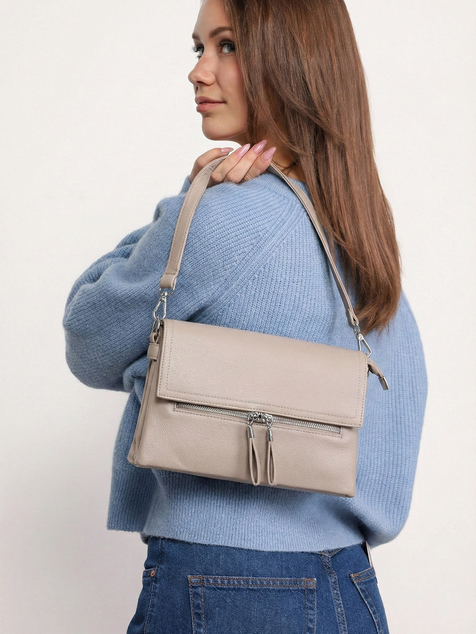 Сумка-кроссбоди со съемной ручкой и декоративными пуллерами в ассортименте